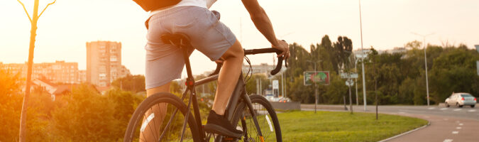 ciclista viajando al lado de la carretera