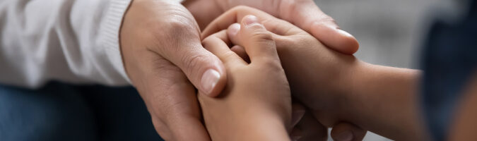 familiares afligidos tomados de la mano