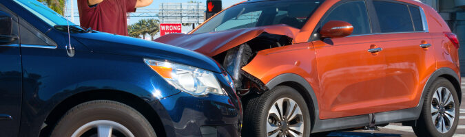 SUV azul en colisión frontal con auto rojo