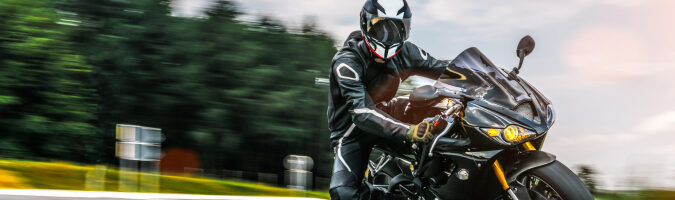 motociclista tomando una curva cerrada