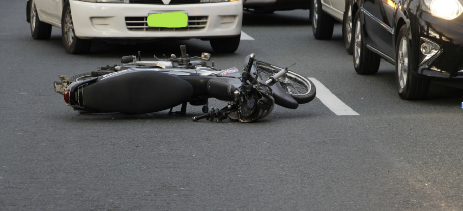 Motocicleta volteada después de un accidente de tránsito, situación que podría ameritar el consultar a un abogado.