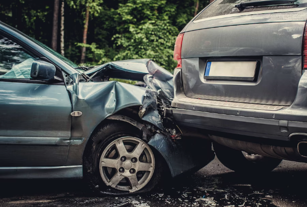 Choque trasero entre un carro compacto y una camioneta que podría requerir un abogado de accidentes de automóvil.