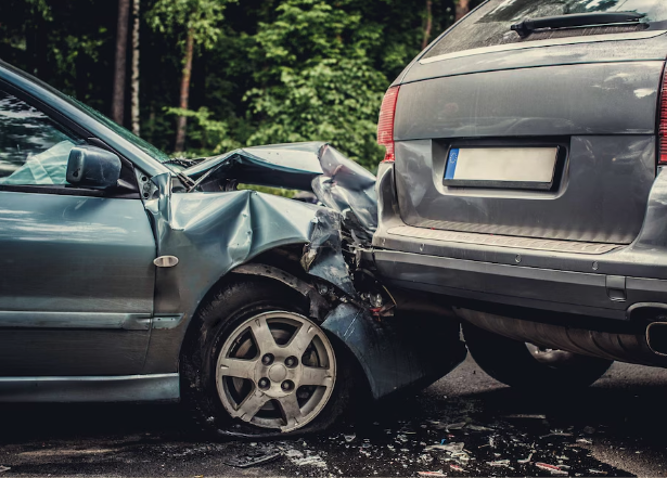 Choque trasero entre un carro compacto y una camioneta que podría requerir un abogado de accidentes de automóvil.